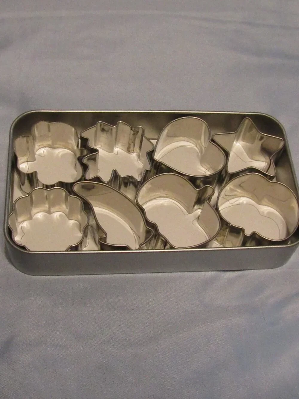 UNUSED Pampered Chef Creative 8 Mini Cookie Cutters Set In Storage Tin Vintage